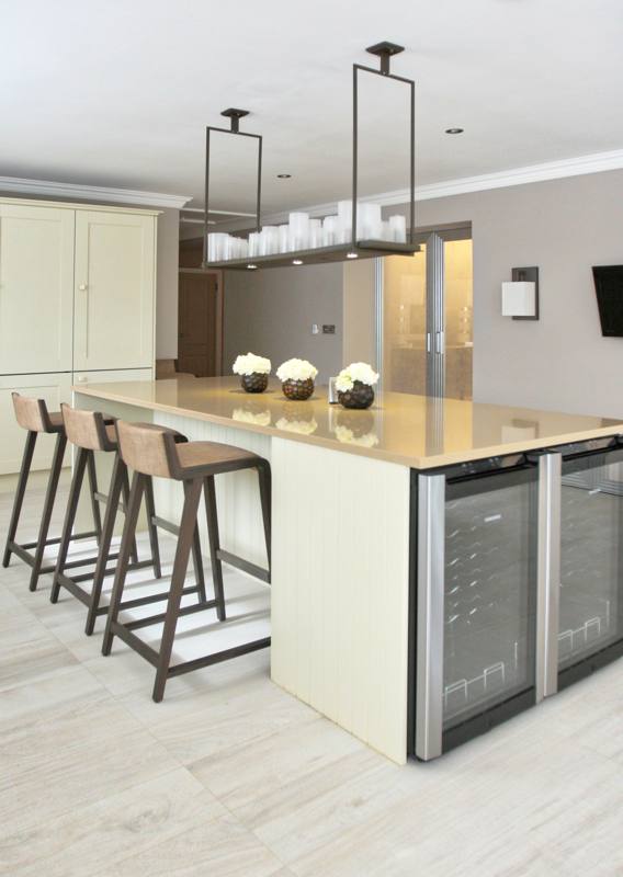 Cream kitchen & breakfast bar